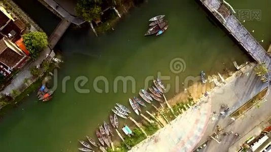 河船和房屋屋顶的圆形运动视频