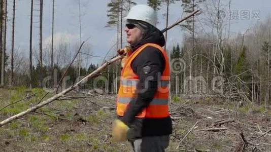伐木工人在树林里说话视频