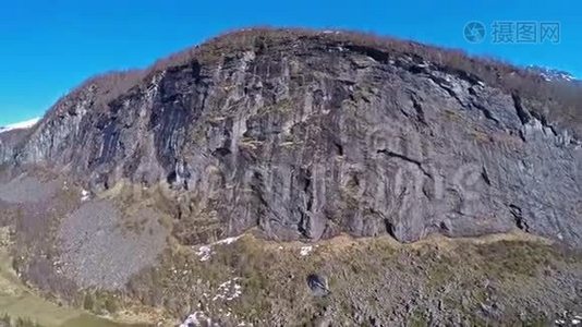 从空中俯瞰马西夫山，后面还有一座被雪覆盖的山。视频