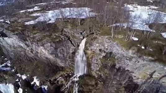 挪威城市树木和雪环绕的山景瀑布视频
