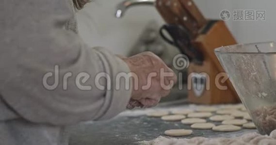 祖母做一道传统的俄罗斯菜，包饺子，包饺子，特写视频