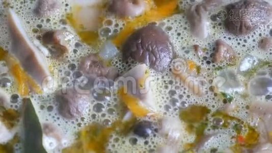 锅里煮蘑菇汤配胡萝卜湾土豆片和香料近景视频