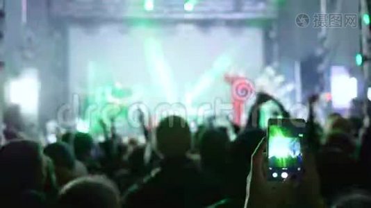 夜间娱乐，许多人在音乐会上用闪光灯拍手拍视频视频