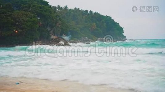 海景，热带岛屿的海岸，在暴风雨来临之前，海浪拍打海滩上的岩石视频