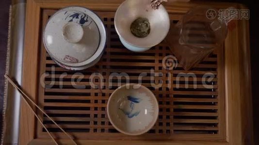 师傅倒茶输液从公平杯到茶碗.. 中国茶道仪式视频