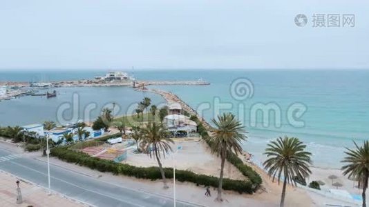 位于旅游突尼斯莫纳斯蒂尔市海港的船只空中景观视频