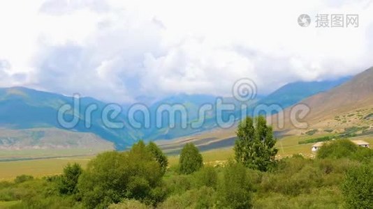 平静的风景，有绿色的山谷，山和云在天空，时间流逝视频