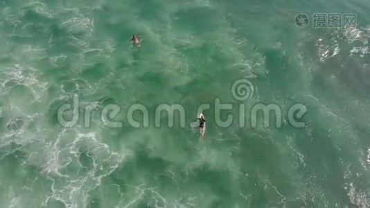 冲浪者在冲浪场的空中射击视频