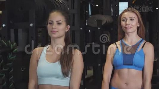 两个女朋友一起在健身房锻炼举重视频
