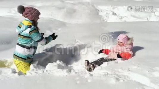 女人和小女孩扔雪视频