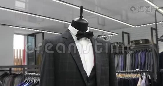 时髦的男人`西装。 男人`在人体模型上的夹克。 男人`衣服。 服装店。 在精品店购物。视频