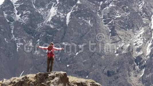 一块巨大的岩石前的女人视频