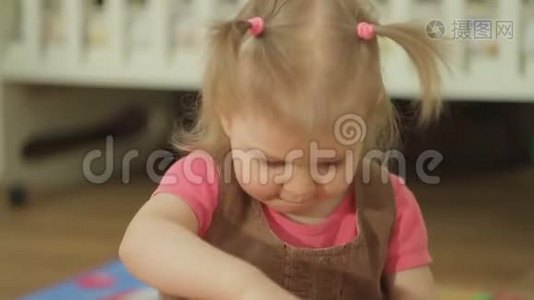 小女孩在家里或幼儿园玩塑料玩具，幼儿智力游戏视频