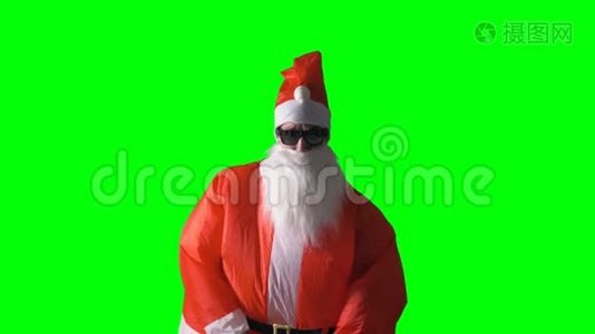 圣诞老人在绿色背景下展示了一款新的酷牌电脑。视频