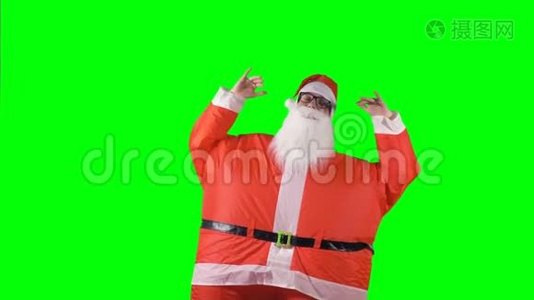 圣诞老人在绿色背景上做水平手移动。视频