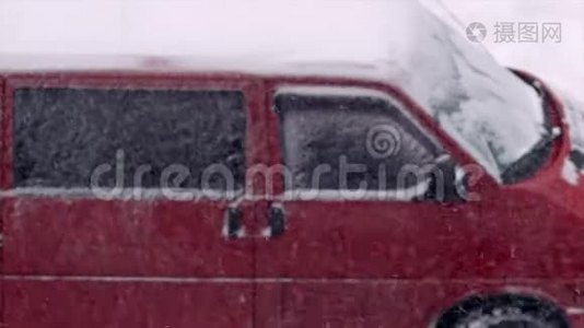 雪雨覆盖红车4K视频