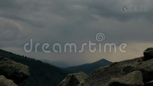 山谷里雨的时间流逝.视频