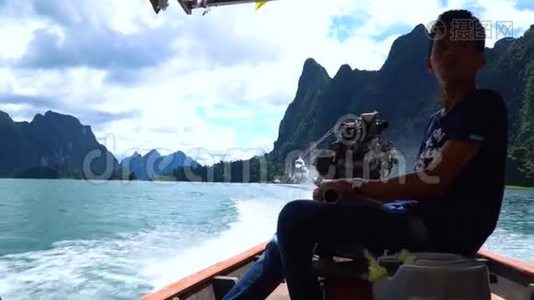 泰国渔夫用一个大引擎驾驶长尾船。视频