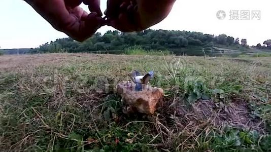 在新鲜空气中野外烹饪视频