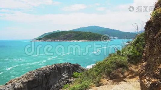 美丽的海景。 泻湖里的热带岛屿。 海浪拍打石头视频