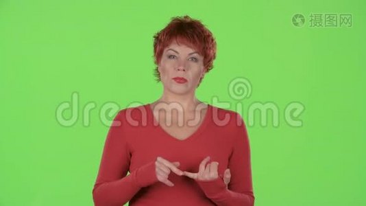 红发女人考虑她的工作。 绿色屏幕视频