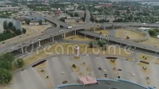 里加市的汽车交通桥梁无人驾驶飞机与建筑物和驾驶汽车视频