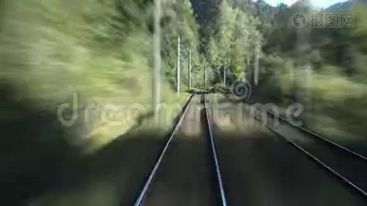 高速列车快速通过山区和绿色森林的时间推移视频