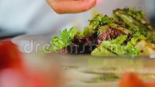 女士将马苏里拉片放入绿色健康沙拉，自制美味晚餐视频