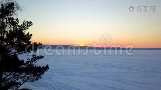 冰封河的美丽景色.. 航空视图视频