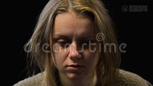 不高兴的女人看着镜头哭泣，家庭暴力受害者，绝望视频