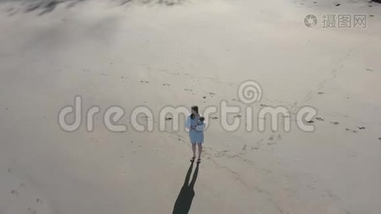 空中拍摄的海滩上的一对母婴。视频