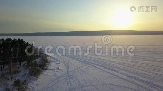 冰封河的美丽景色.. 航空视图视频