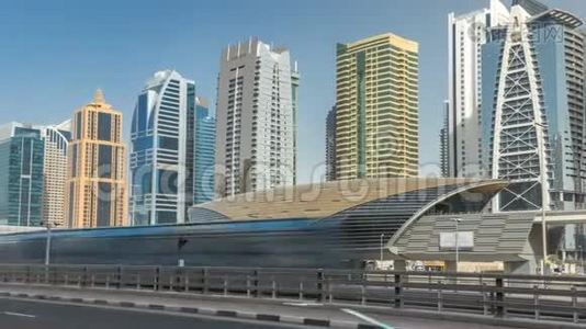 在谢赫扎耶德路上，可以看到朱迈拉湖的摩天大楼和地铁站。视频