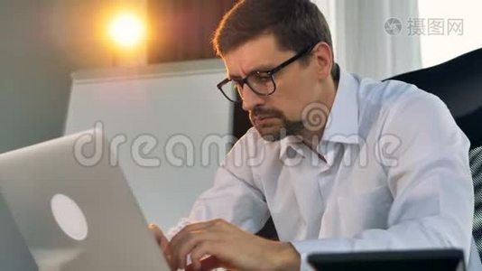 一个在笔记本电脑上工作的麻烦商人的脸。视频