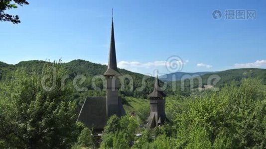 罗马尼亚比尔萨纳修道院，绿色自然中的大塔木制教堂视频