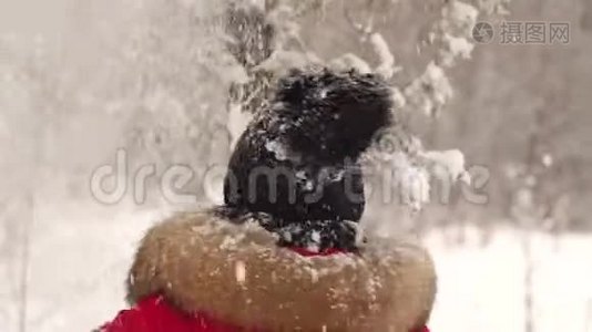 快乐的女孩在大雪下旋转。视频