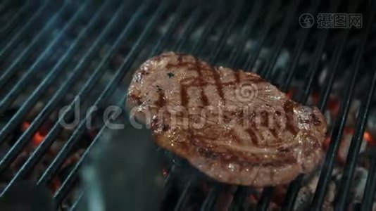 牛肉牛排的特写镜头，这是从餐厅的烧烤，慢动作。视频