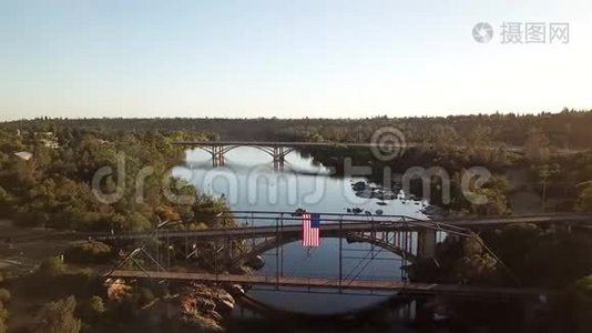 从无人驾驶飞机飞过河流和拱门bridge.California.USA空中俯瞰视频