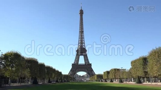 埃菲尔铁塔和绿色小巷，蓝色宁静的天空，美丽浪漫的法国日视频