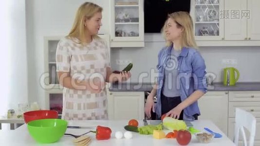 两个年轻的女人在家一起在厨房做沙拉视频