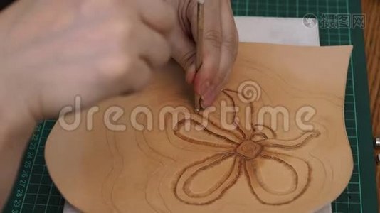 工匠用Beveler冲压工具在皮革上印花浮雕视频
