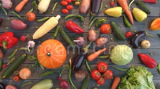 蔬菜混合在桌子上。视频