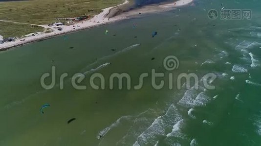 从高处看，夏天人们在海上玩风筝视频