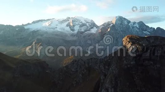 意大利阿尔卑斯山日出，帕索波多伊，多洛米斯，意大利。 空中镜头。视频