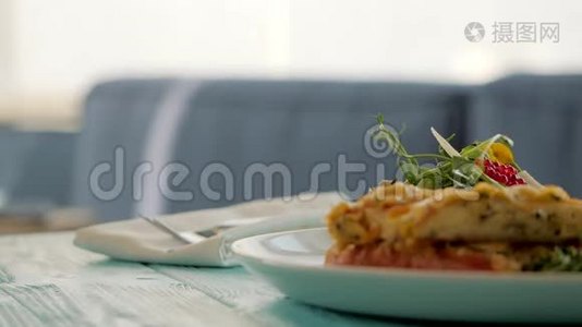 餐厅的桌子。 配海鲜沙拉、鱼子酱、蔬菜和蔬菜。 女人手拿一杯白葡萄酒视频