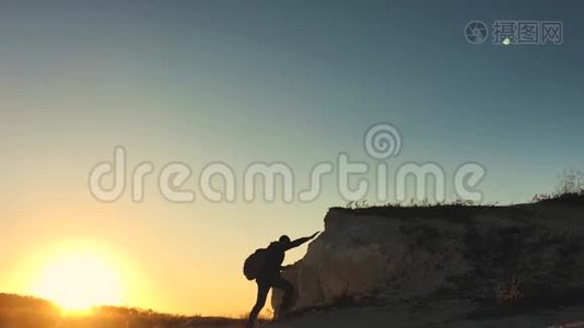 年轻的游客爬山。 攀登者的手挂在岩石上。 攀岩，爬山，远足。视频