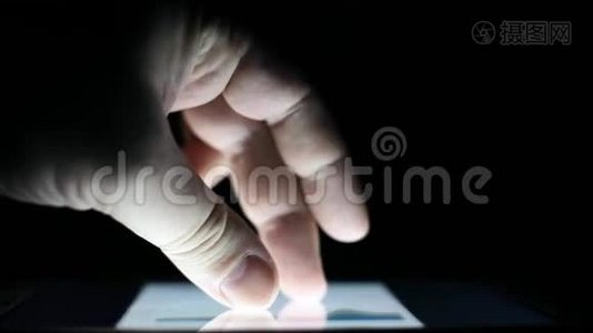 手指触摸平板电脑触摸屏。 特写镜头视频