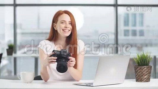 情绪化的红发女孩拿着相机笑着看着相机视频