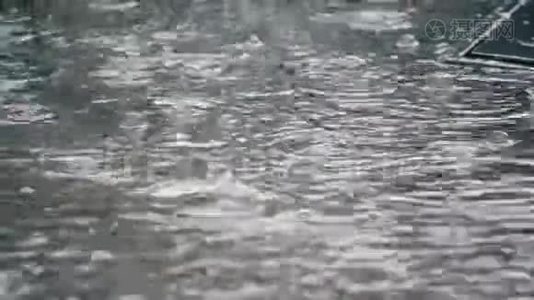 4K确定雨水落在路面上。视频