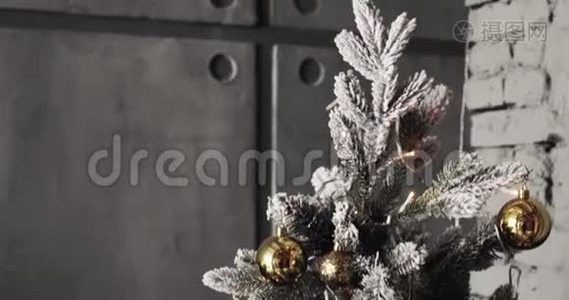 圣诞树上的圣诞球。 圣诞树上五颜六色的的背景视频